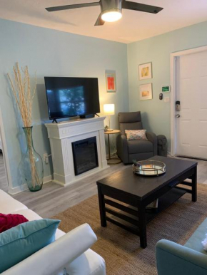 Super Cute House with Hot Tub near Beaches, Hollywood Boardwalk, Pier, Casinos, Dania Beach
